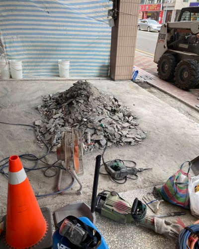 台中騎樓地面打除, 台中抿石子, 台中泥作土水工程承包, 台中騎樓地板翻修, 台中騎樓地坪施工, 台中貼磁磚, 台中騎樓磁磚工程