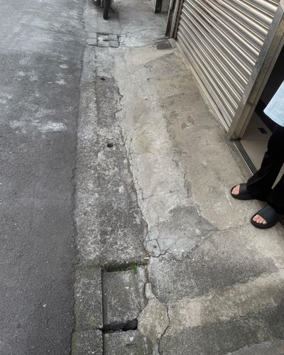 台中騎樓地面打除, 台中抿石子, 台中泥作土水工程承包, 台中騎樓地板翻修, 台中騎樓地坪施工, 台中貼磁磚, 台中騎樓磁磚工程