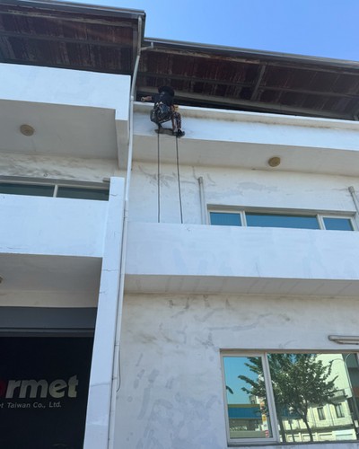 台中高空吊掛作業, 台中高空吊掛泥作, 台中外牆高空工程, 台中高空繩索吊掛施工(蜘蛛人), 台中特殊空間地形外牆施工作業, 
                                台中蜘蛛人泥作, 台中外牆磁磚脫落修繕, 台中外牆抓漏防水補強, 台中特殊空間地形外牆施工作業